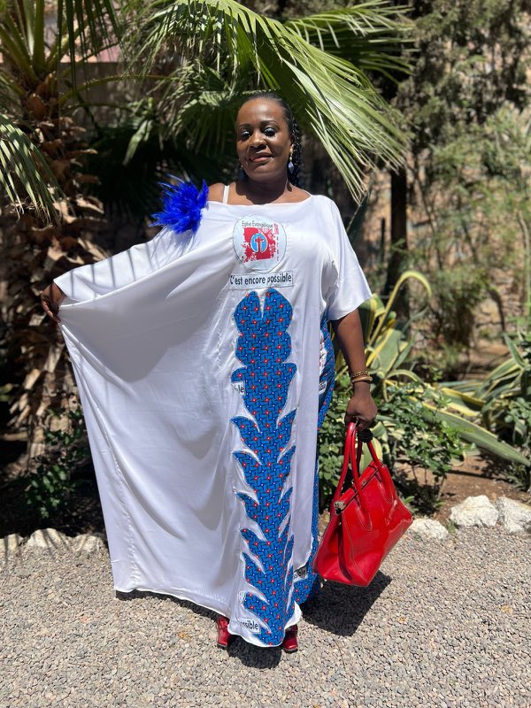 Robe blanche brodée motif africain bleu — MPAT Couture